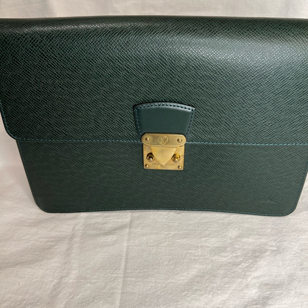 Authentic Louis Vuitton Clutch Green. PLEASE LOOK AT THE PHOTOS.